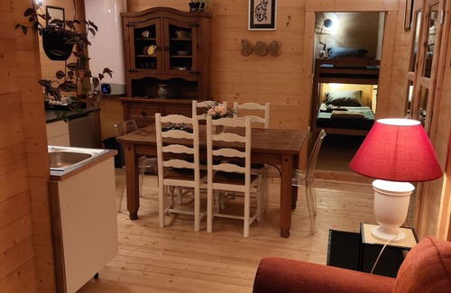 Varen Ski Chalet | Guest Room 'Au Chant Des Oiseaux - Mésanges -' in Varen, Wood-fired Pizza and Air Conditioning