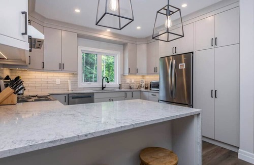 Georgian Bay Apartment | The Huron Woods Retreat with Sauna & Sports Court