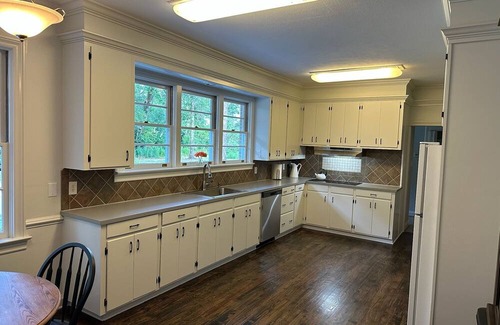 Summit House | Charming 3-bedroom 4 bathroom house in town, safe, close to everything!