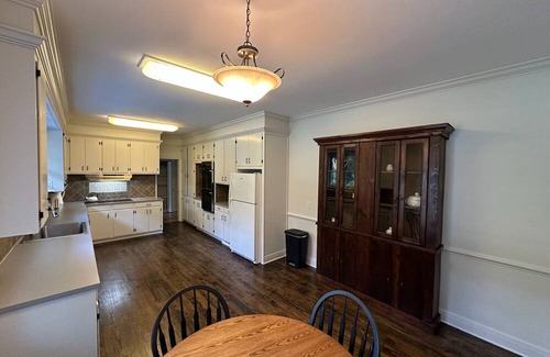 Summit House | Charming 3-bedroom 4 bathroom house in town, safe, close to everything!