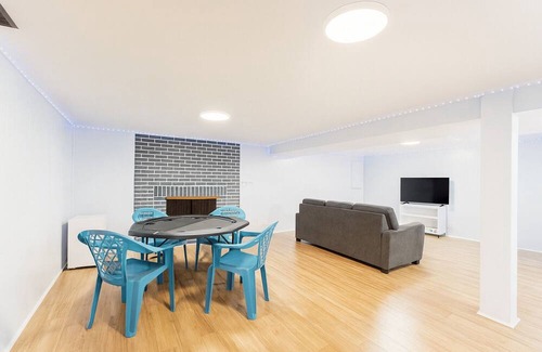 Bethel House | Cozy 3BR2.5 BA House by Legends Sleeps 8, 5 beds