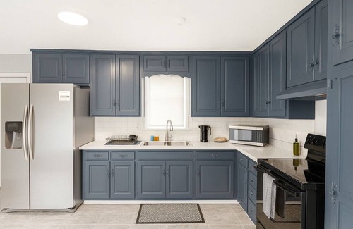 Bethel House | Cozy 3BR2.5 BA House by Legends Sleeps 8, 5 beds