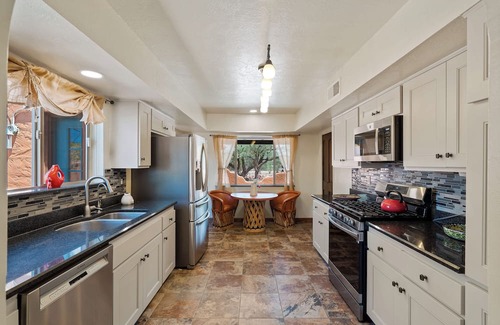 Tubac House | Country club living with private pool and hot tub.