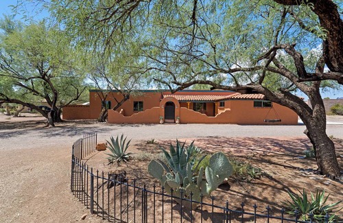 Tubac House | Country club living with private pool and hot tub.
