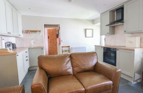 New Quay Cottage | LLAINORFA, pet friendly, with a garden in New Quay