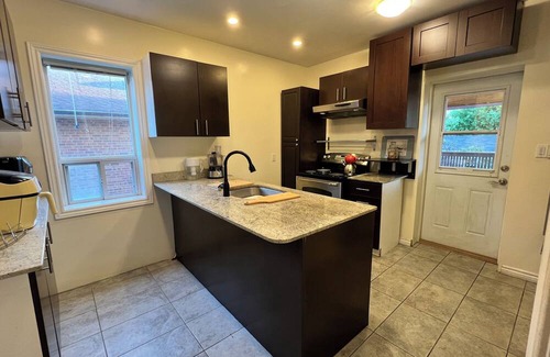 Islington - City Centre West Apartment | Cozy house 4 min walk from Kipling station and 10 min drive from airport