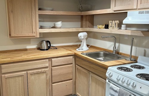 Greenwich Apartment | Tranquil Retreat, 2-bedroom apartment freshly renovated with Private Drive/Entry