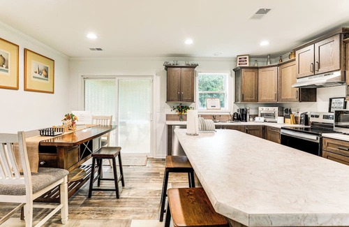Russellville House | Dog Friendly, Screened Porch: St Stephen Retreat!