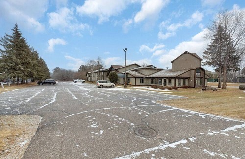 Nisswa Apartment | Nisswa Hotel – King Jacuzzi & Kitchenette #202