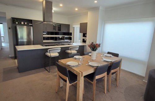 Normanville House | 19th Hole - Tee off & unwind in style at Lady Bay