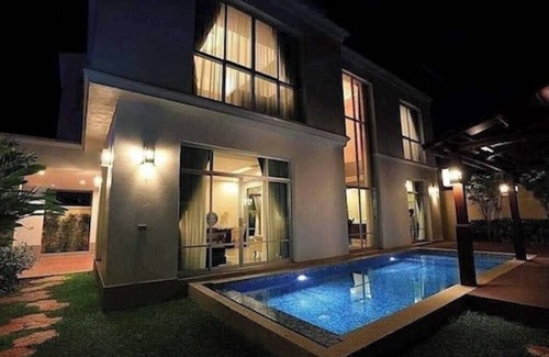 Central Pattaya Villa | 10 minutes to the Pattaya beach! Family-sized villa with private pool & kitchen