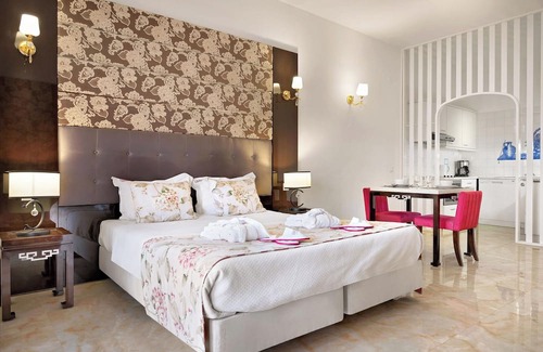 Oura Hotel | Make Your Trip More Enjoyable! 3 Relaxing Units, Full Kitchens and Ocean View!