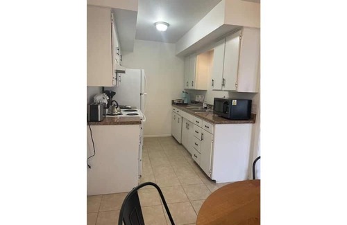 Enid House | 2107 Quiet West Side duplex, 1 king & 1 queen.