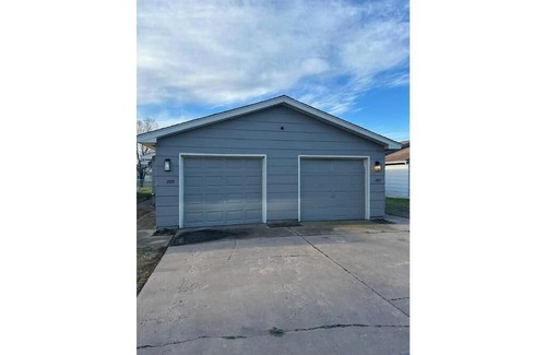 Enid House | 2107 Quiet West Side duplex, 1 king & 1 queen.