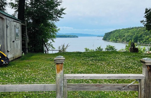 South Burlington House | Charming 3-bedroom house on Lake Champlain AC/Heat/Fireplace/Hot Tub/Theatre