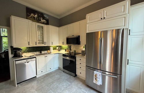 South of Broad Apartment | Historic Battery Getaway