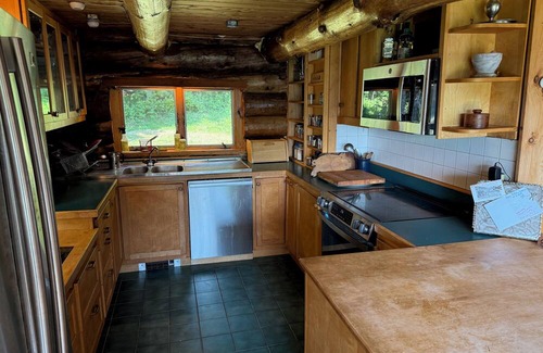 Hancock House | Mountain Log Home w/Amazing View! Foliage Awaiting