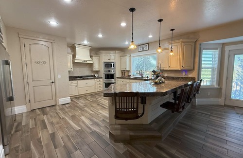 Nephi House | Charming 4-bed 3.5 bath house w/mountain views in Nephi - sleeps up to 10 guests