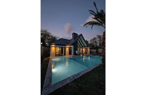 Yanik Villa | MoonSA Boutique Villas - Bungalow with a Hot Pool