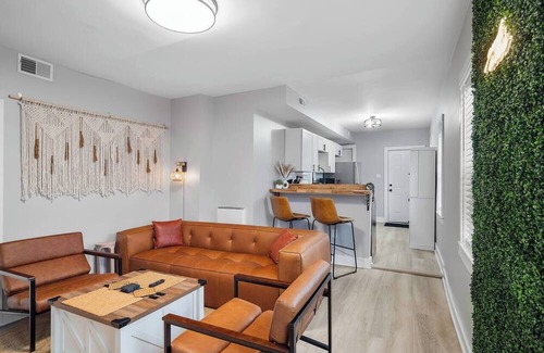 Detroit - Shoreway Apartment | Amazing Boho Oasis Apartment in Ohio City