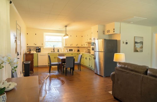 Hickory House | Lake Hickory cozy home