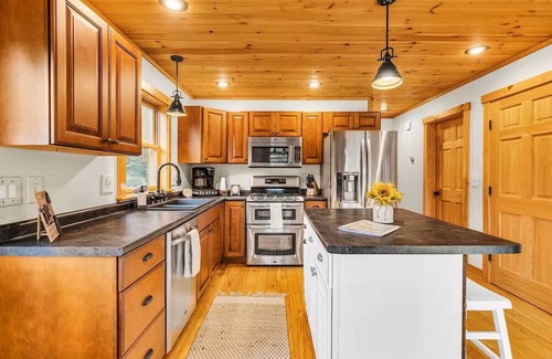 Sunday River Area Ski Chalet | Lovely 3-bedroom chalet in Bethel with hot tub