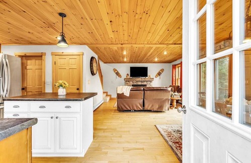 Sunday River Area Ski Chalet | Lovely 3-bedroom chalet in Bethel with hot tub
