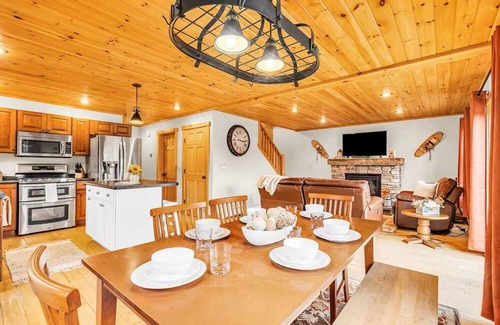 Sunday River Area Ski Chalet | Lovely 3-bedroom chalet in Bethel with hot tub