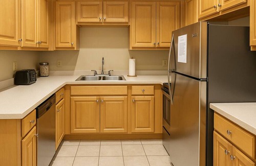 Downtown Cleveland Apartment | King Suite Playhouse SQ: DT, RockHall, CSU, Clinic