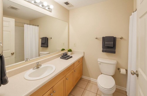 Downtown Cleveland Apartment | King Suite Playhouse SQ: DT, RockHall, CSU, Clinic