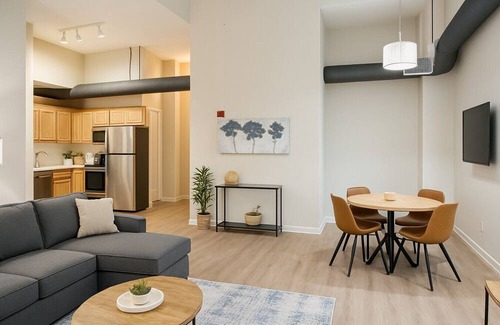 Downtown Cleveland Apartment | King Suite Playhouse SQ: DT, RockHall, CSU, Clinic