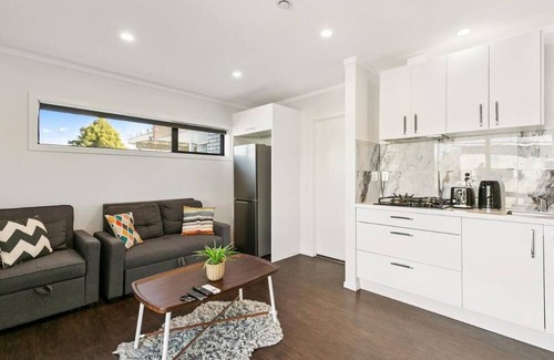 Upper Hutt Apartment | Modern 1BR Flat, Private Entry, Full Kitchen-30 minutes' drive to Wellington CBD