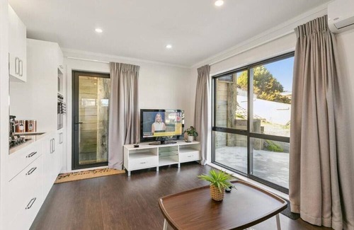 Upper Hutt Apartment | Modern 1BR Flat, Private Entry, Full Kitchen-30 minutes' drive to Wellington CBD