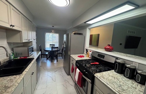 Southfield Condo | Suburban Retreat: 15 Mins to Downtown Detroit