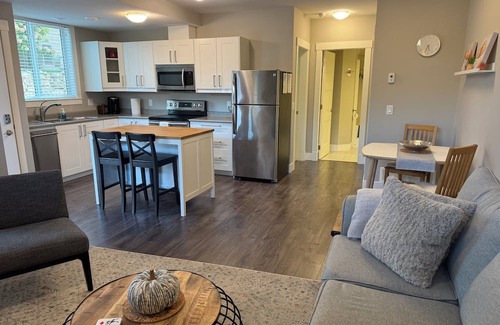 Black Mountain House | Kelowna Getaway - Black Mountain Golf & Ski