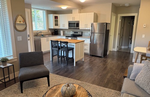 Black Mountain House | Kelowna Getaway - Black Mountain Golf & Ski