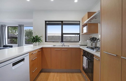 Parnell Apartment | Parnell Home with Pool, Parking and Rangitoto View