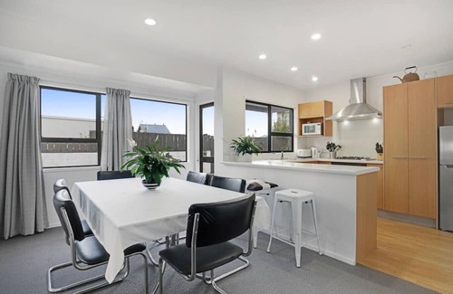 Parnell Apartment | Parnell Home with Pool, Parking and Rangitoto View