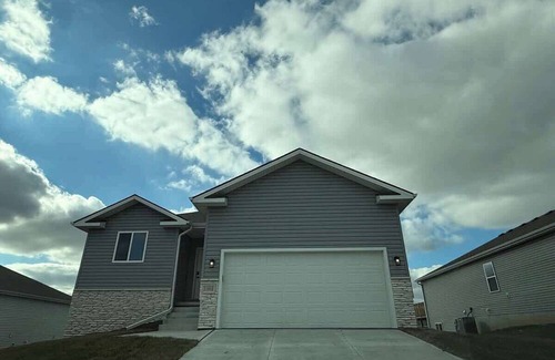 Papillion House | House on the hill- w/garage in Papillion