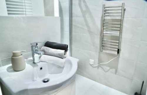 Hendon Apartment | *Special Beautiful Studio Flat (Professional)