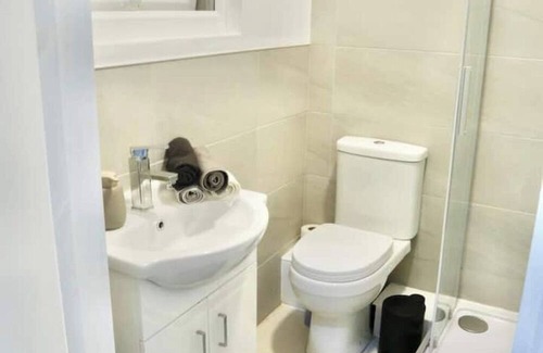 Hendon Apartment | *Beautiful Modern Studio Flat; Professional Market