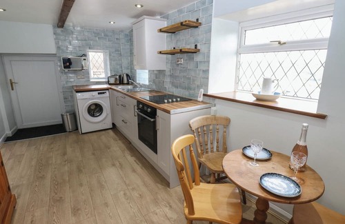 Ainley Top Cottage | 11 HOLLIN WELL COTTAGE, family friendly in Sowerby Bridge