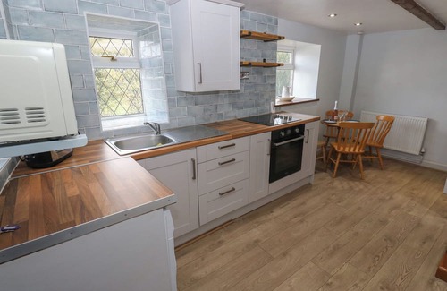 Ainley Top Cottage | 11 HOLLIN WELL COTTAGE, family friendly in Sowerby Bridge