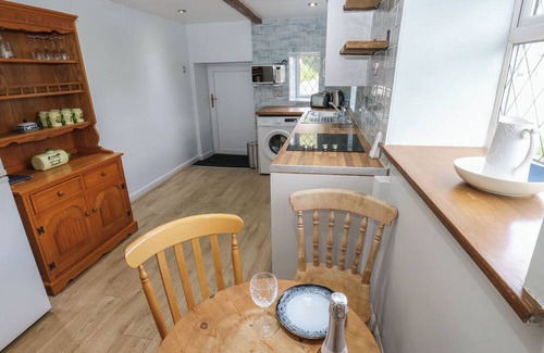 Ainley Top Cottage | 11 HOLLIN WELL COTTAGE, family friendly in Sowerby Bridge