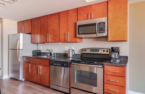 Mount Vernon Triangle Apartment | Blueground | Mount Vernon Triangle, pool, nr National Gallery of Art