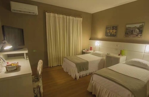 Jaguariaiva Hotel | Two Bright Twin Retreat Close to Forest Trails, River Walks and Canyon Lookouts