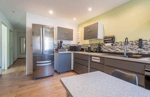Woippy Bed & Breakfast | Chambre 30m² - Salon privé - 2TV - Wifi - 120m²