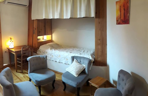 Saint-Pargoire Bed & Breakfast | Guest Room 'Petite Suite Douillette' with Balcony, Wi-Fi and Air Conditioning