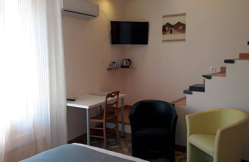 Saint-Pargoire Bed & Breakfast | Guest Room 'Petite Suite Douillette' with Balcony, Wi-Fi and Air Conditioning
