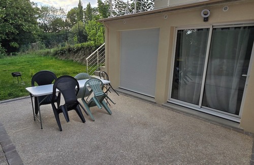 Coulommiers Apartment | Stay in a peaceful, quiet, leafy setting. Ideal for families.